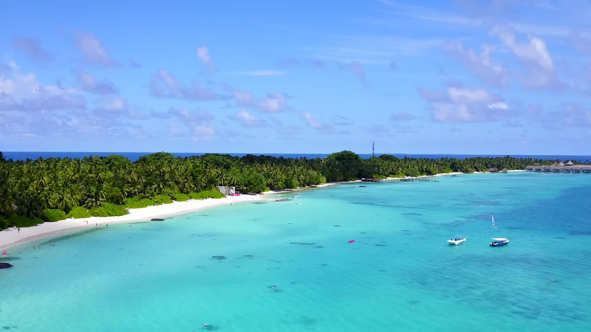 在浅水白沙的背景下豪华度假村海滩之旅的无人机在空中全景视频的预览图