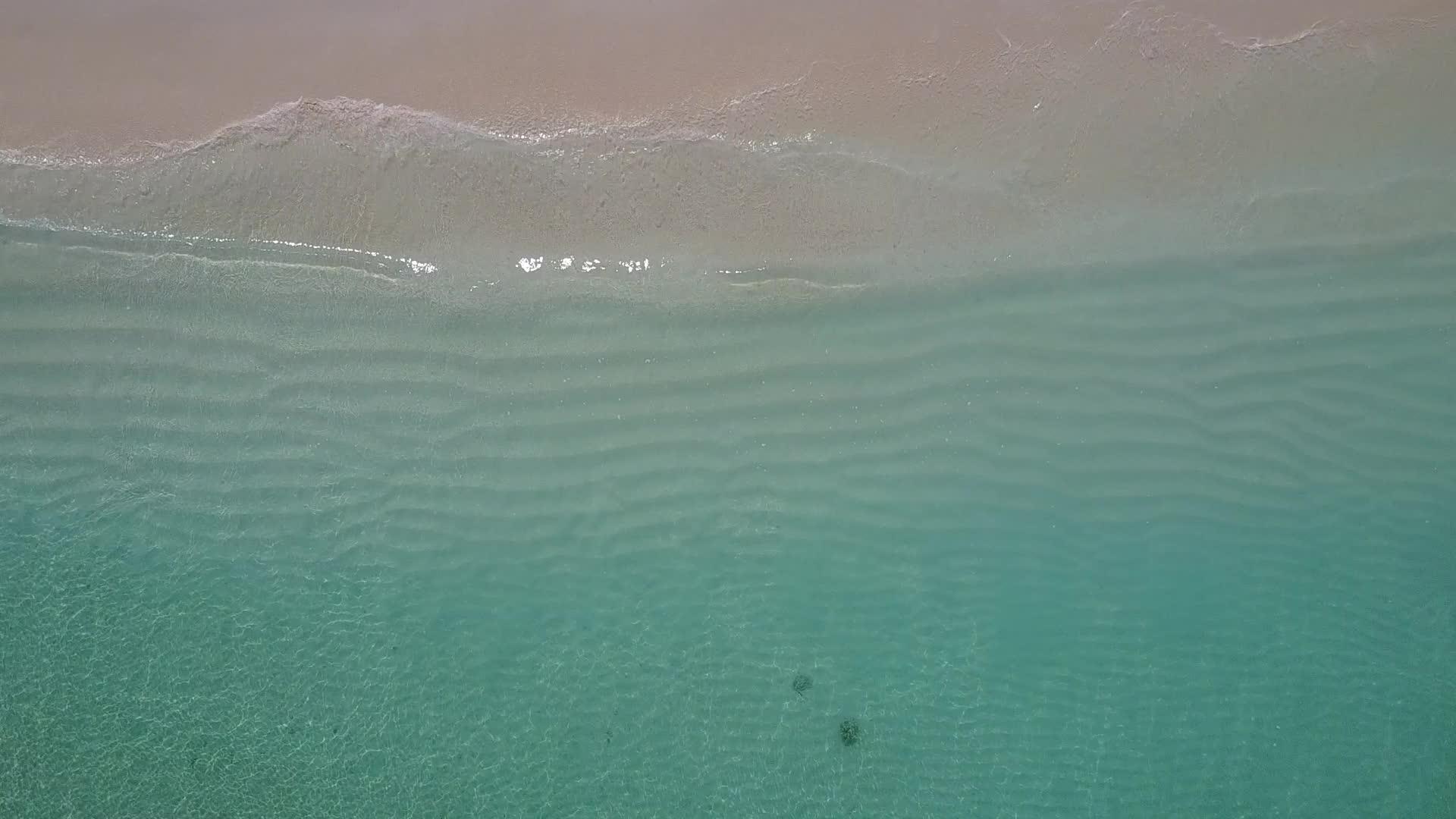 蓝色的绿色海洋利用蓝色的绿色海洋和白色的沙滩背景来对抗外国度假胜地的海滩视频的预览图
