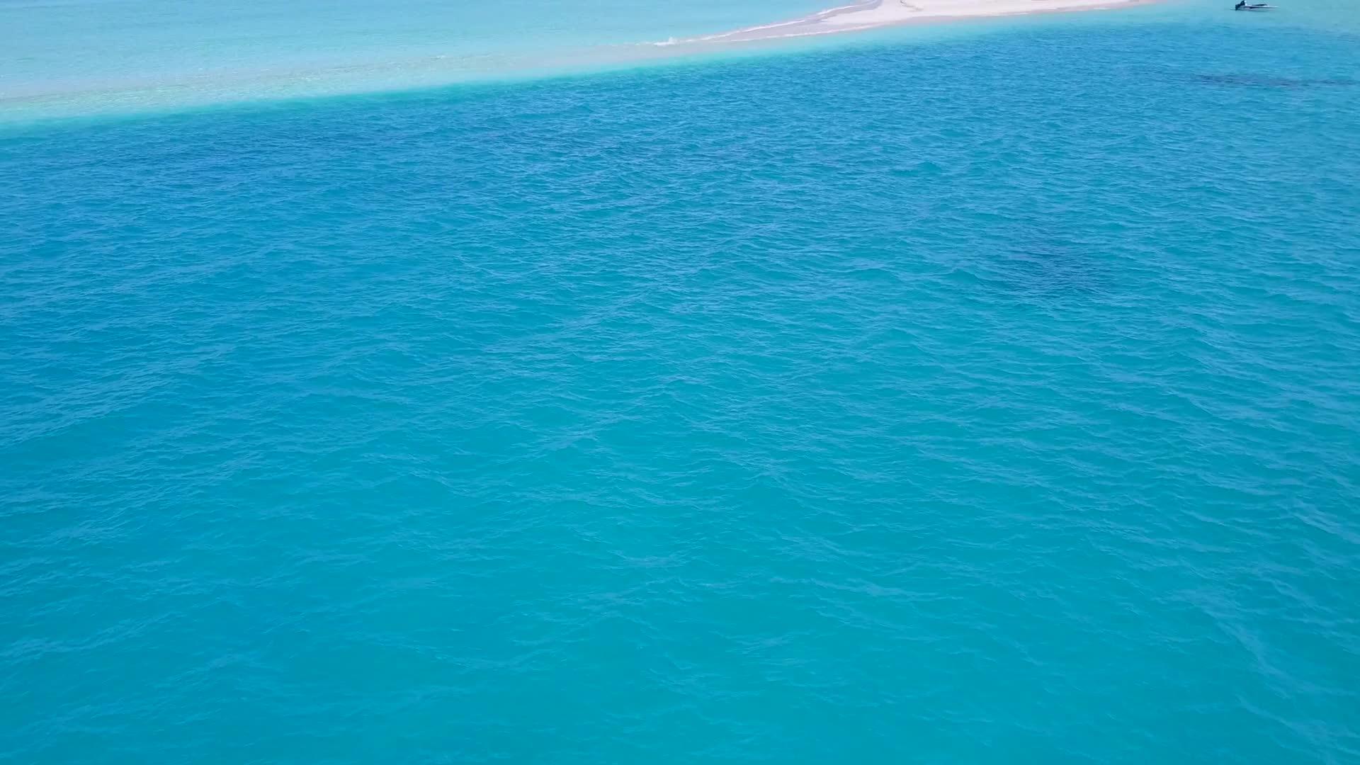 无人驾驶的海上海滩旅行与透明的海洋和浅沙背景视频的预览图