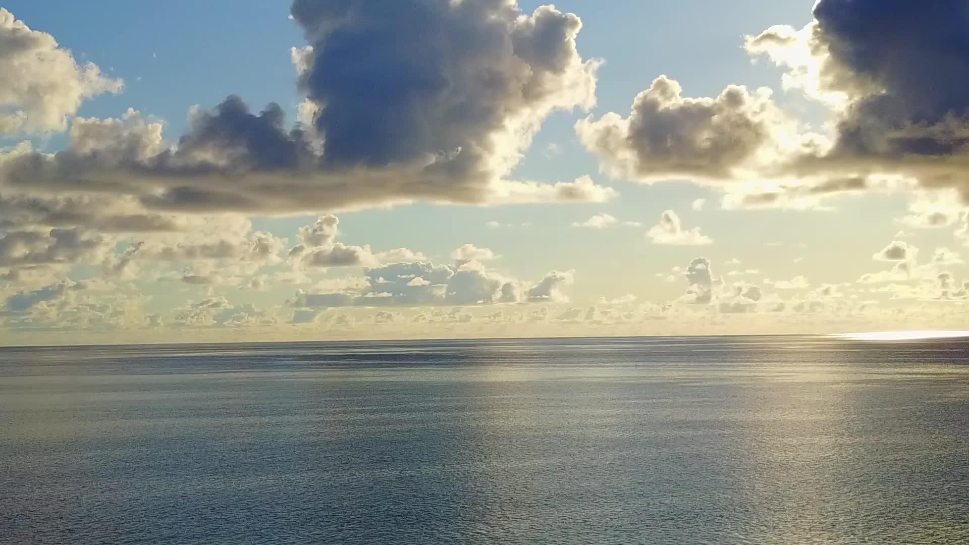 天堂度假胜地海滩海洋通过透明的白色沙滩背景视频的预览图
