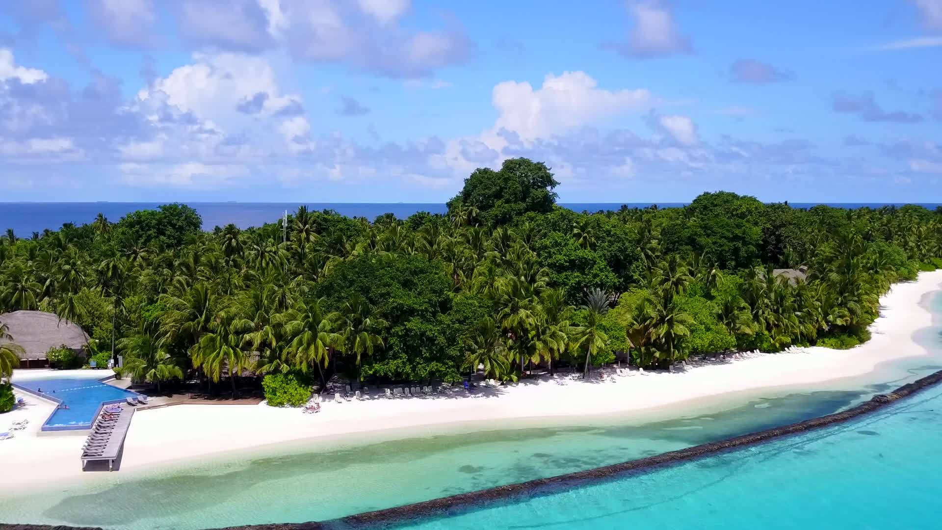 空中无人飞机利用蓝水和白沙的背景放松海滩探险视频的预览图