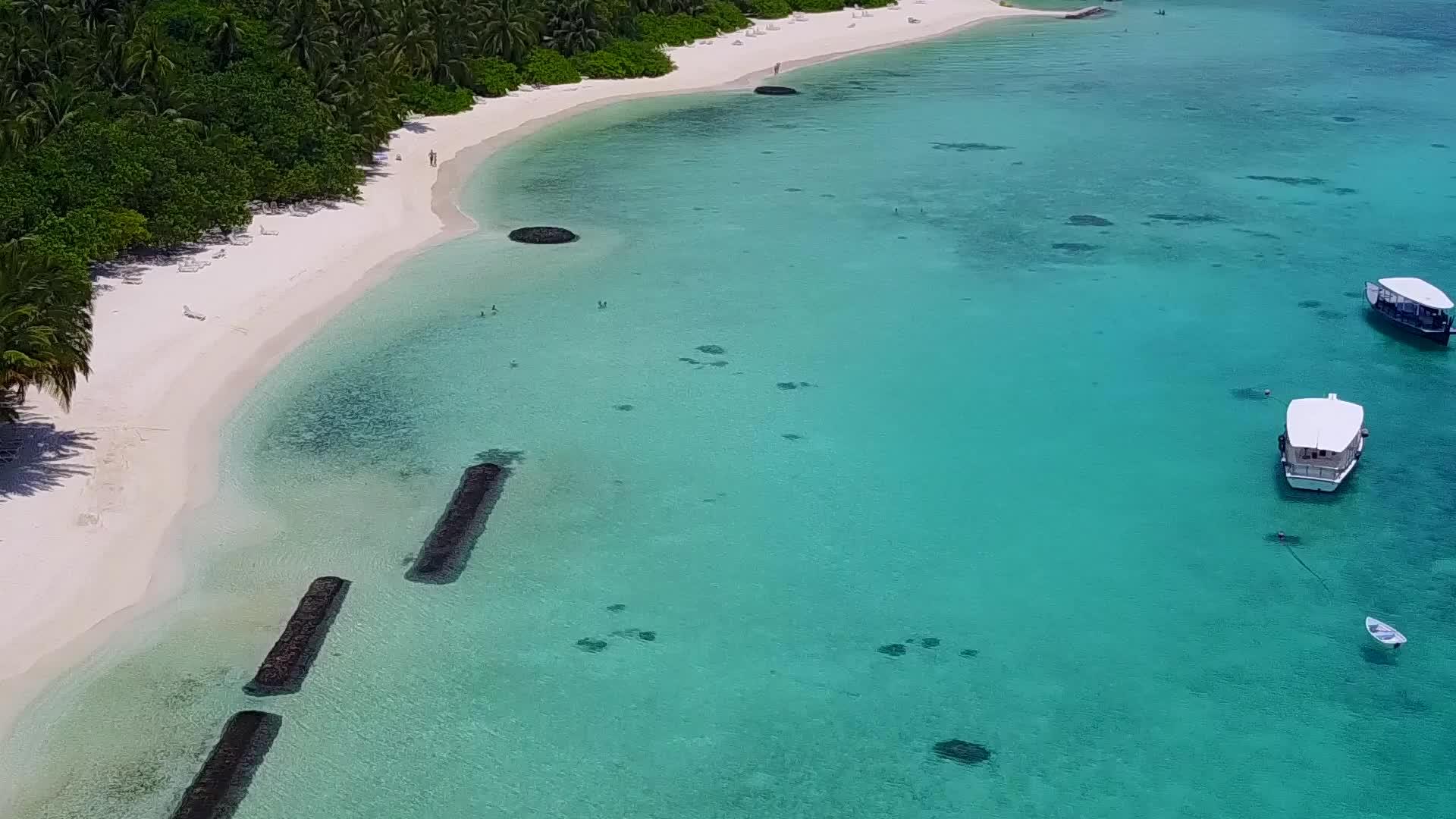 海洋度假村海滩的天空被绿松石海和白色沙质背景打破视频的预览图