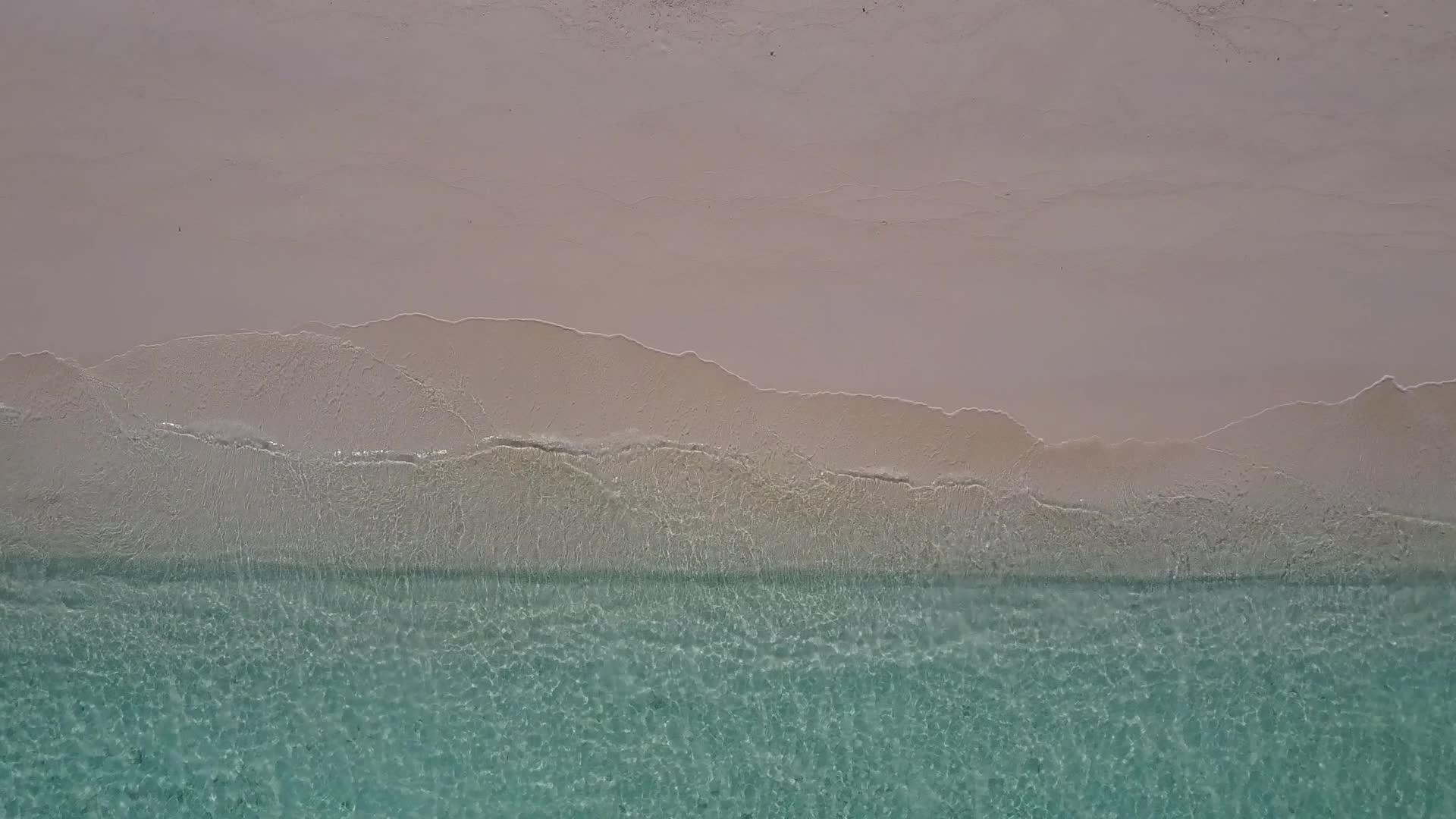 热带度假胜地海滩海景从蓝海到白色沙滩视频的预览图