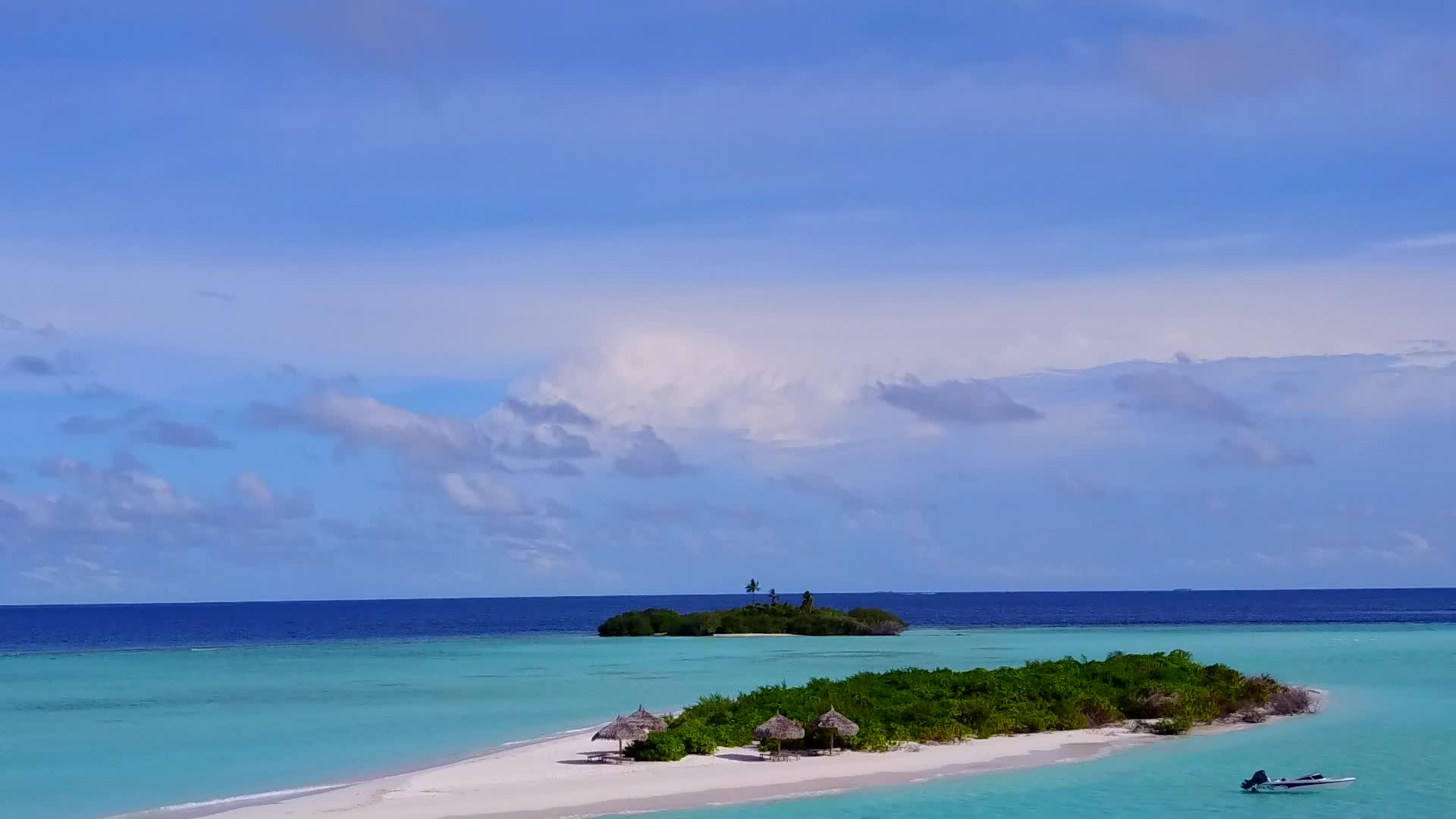 在蓝色的水和白色的沙子的背景下田园诗般的海滩航行的无人机性质视频的预览图