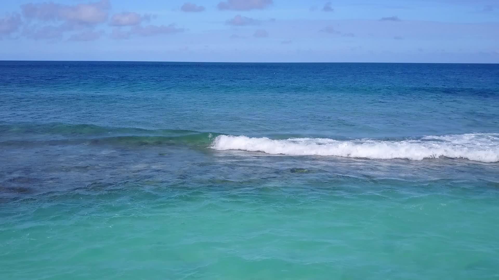 蓝海和明亮的沙滩背景海滨海滩空中无人机全景视频的预览图