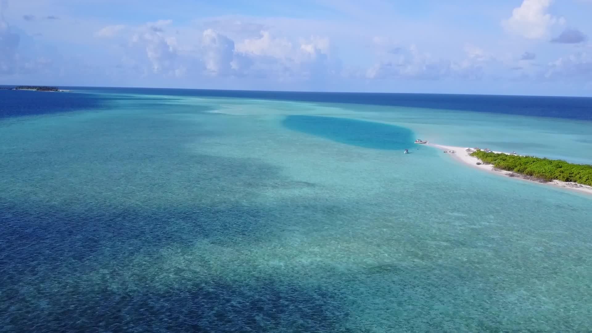 观察绿海和白沙的完美岛屿海滩时空景观视频的预览图