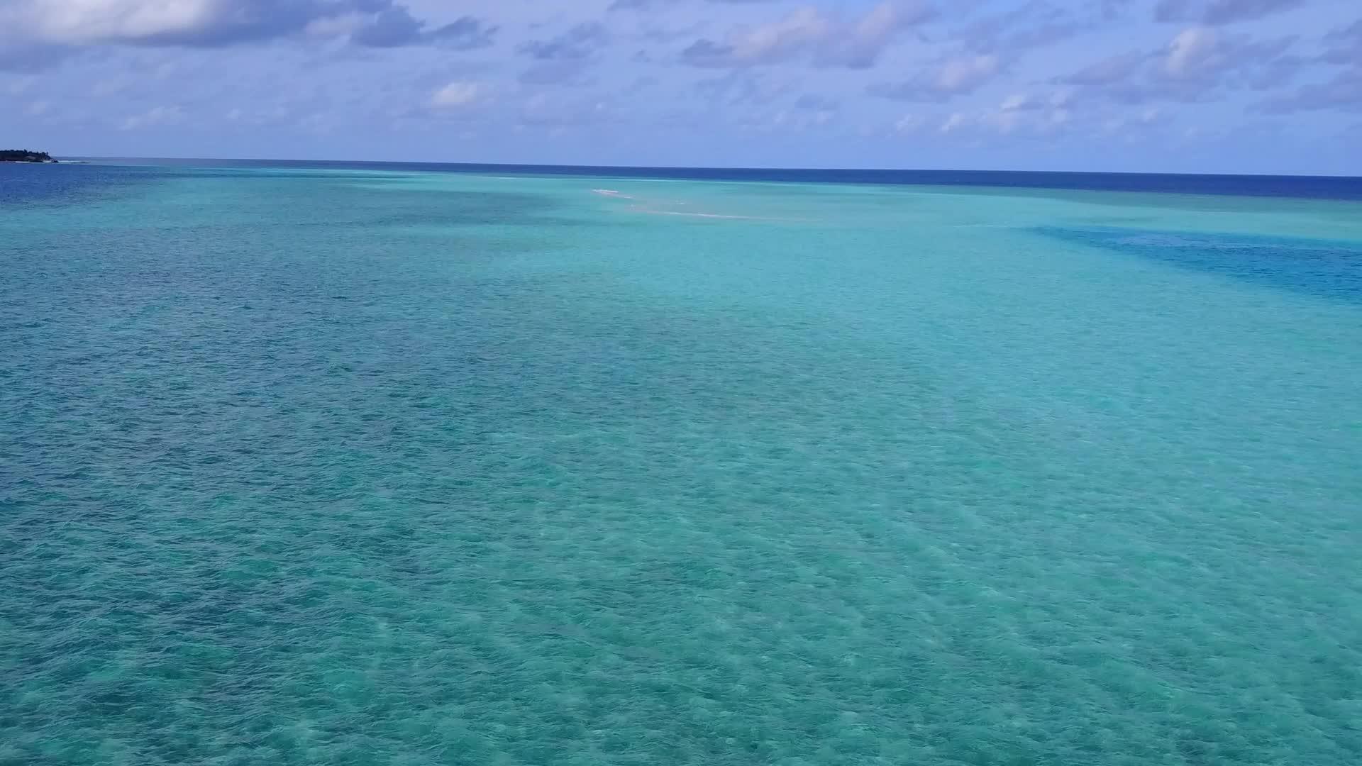 以蓝海和浅沙为背景的天堂湾海滩度假胜地视频的预览图