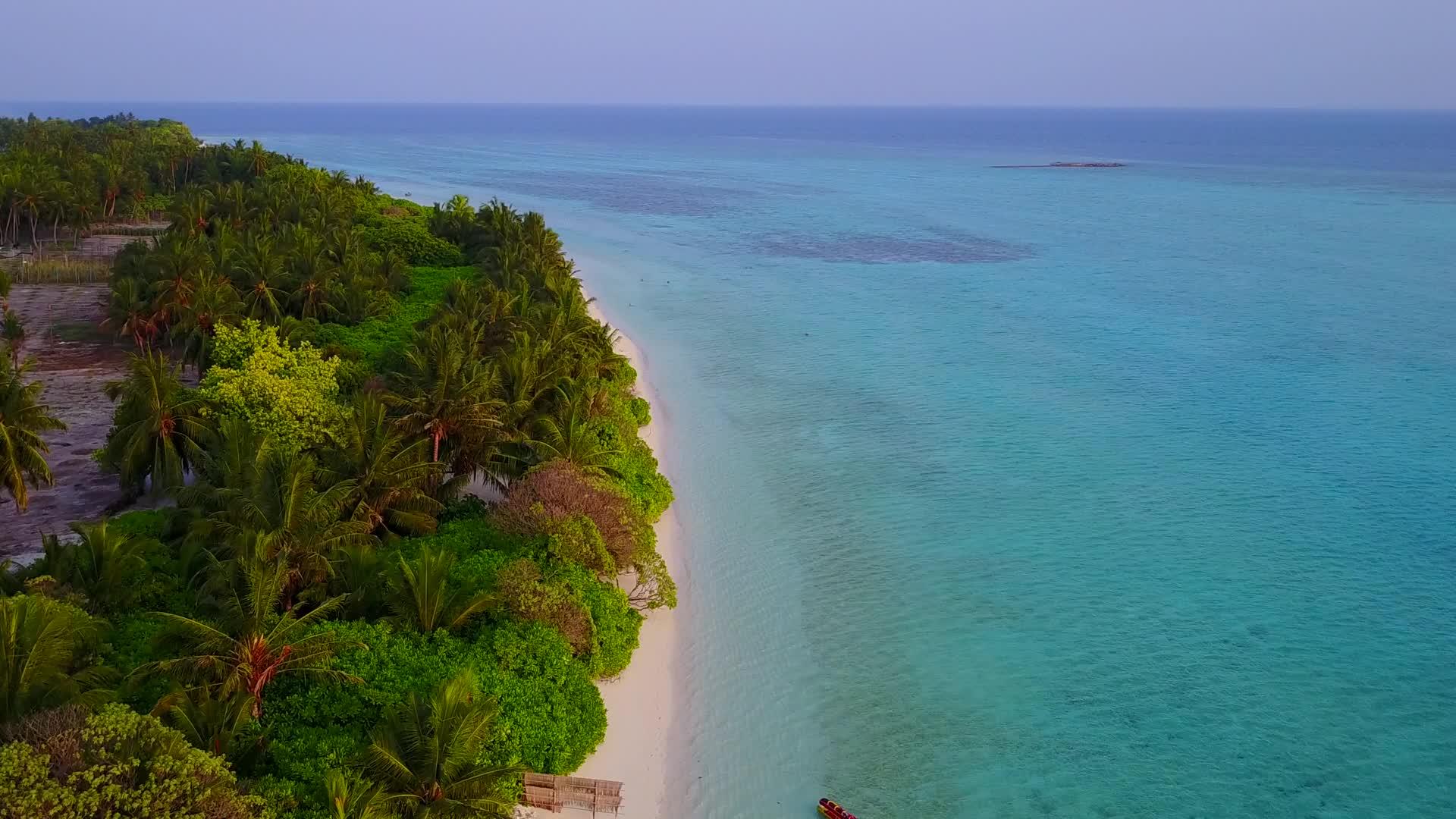 以蓝海和白沙为背景打破了旅游海滩的宁静飞行视频的预览图