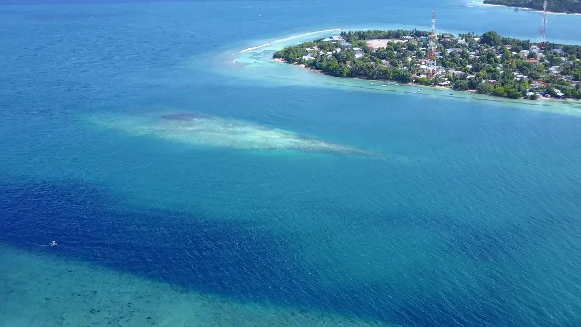 打破宁静的水和白色的海滩为背景打破了宁静的海湾海滩的海景视频的预览图