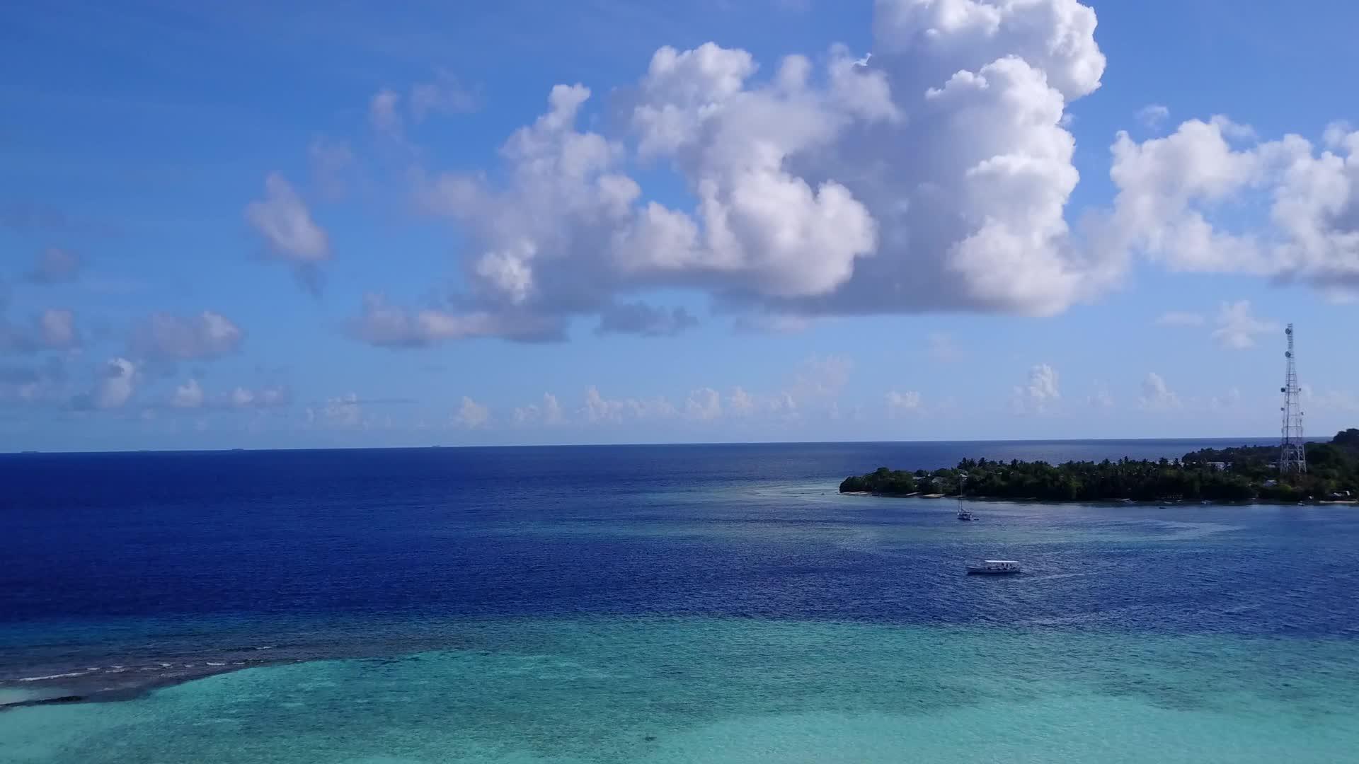 以蓝绿环礁湖和白色海滩为例视频的预览图