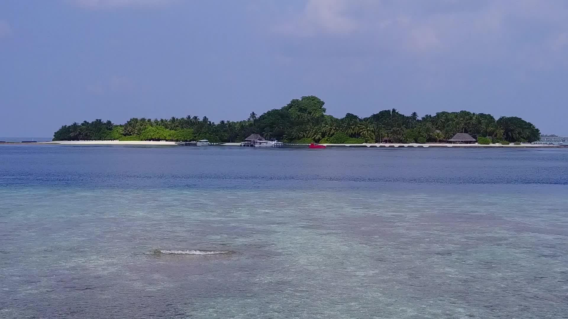 放松岛屿海滩以清晰的环礁湖和明亮的海滩背景放松岛屿海滩冒险的空气视频的预览图