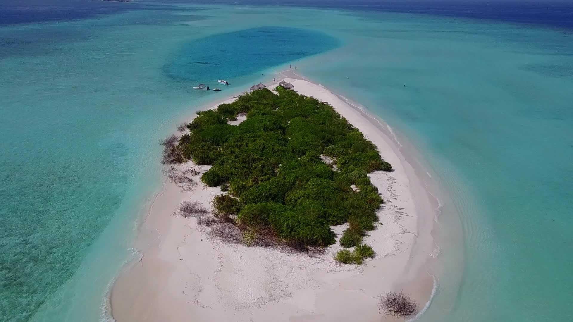 天堂海滨海滩度假无人机空中海景视频的预览图