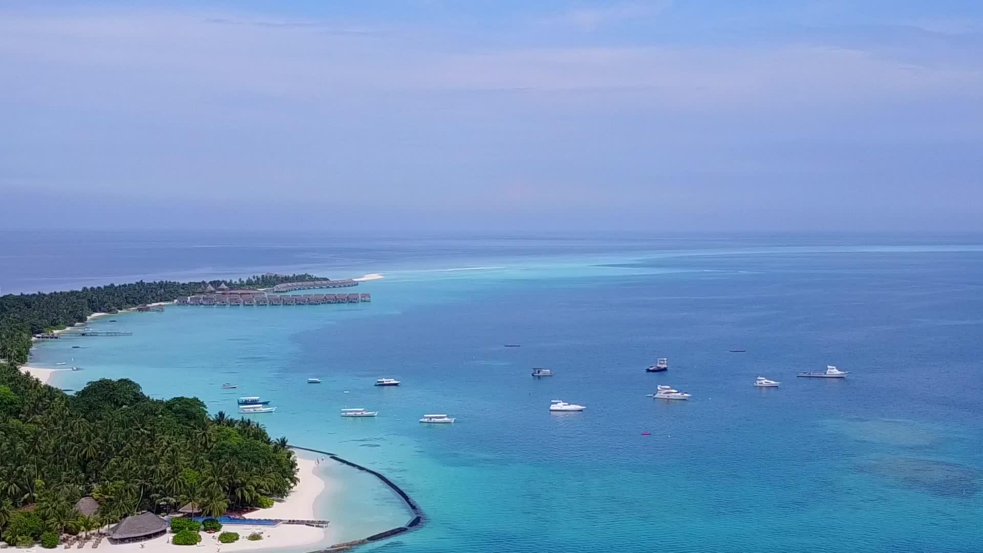 蓝绿海白沙背景下的空中无人机景观视频的预览图