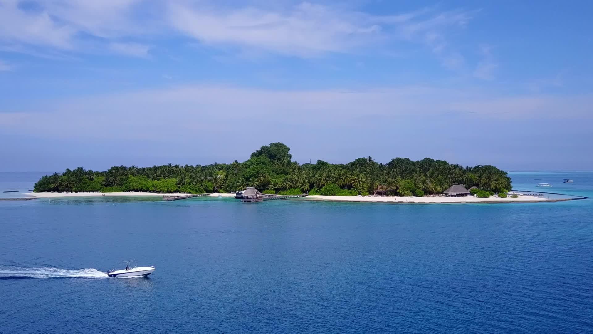 蓝色海洋和美丽的海岸线海滩生活方式的清洁沙滩背景视频的预览图