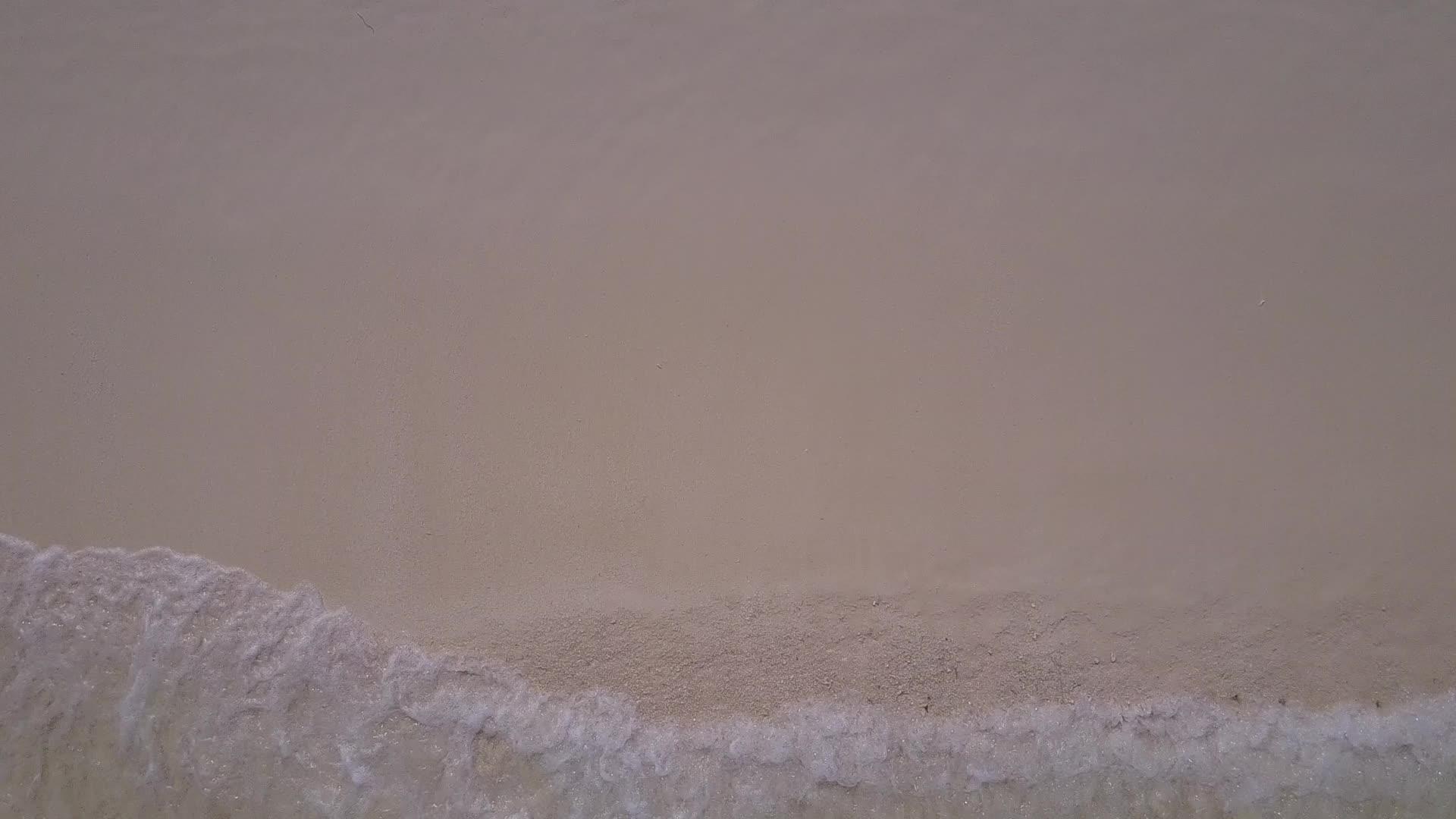 在蓝海和白沙的背景下无人机在美丽的岛屿海滩上航行视频的预览图