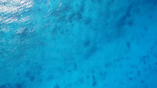 白沙背景蓝绿色海洋豪华海景海滩旅游空中无人机风景视频的预览图