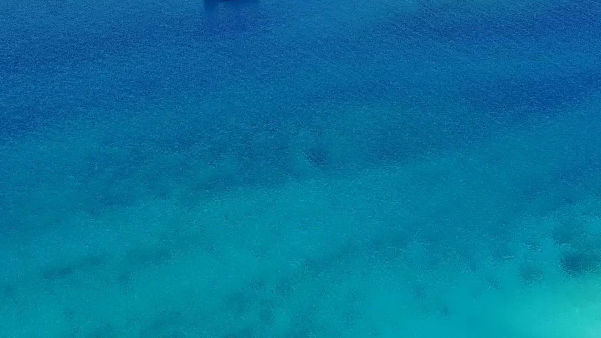 在干净的海滩背景下在清澈的海水中在宁静的海滩上在空中无人机视频的预览图