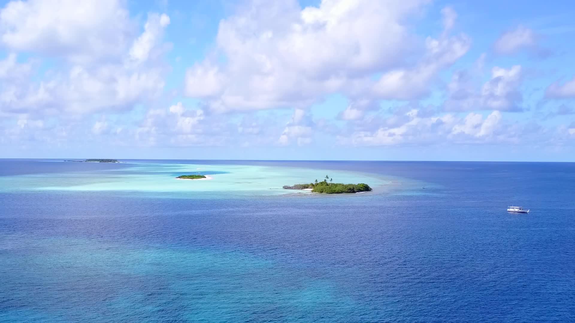 蓝绿色环礁和蓝绿色环礁以白色沙土为背景视频的预览图