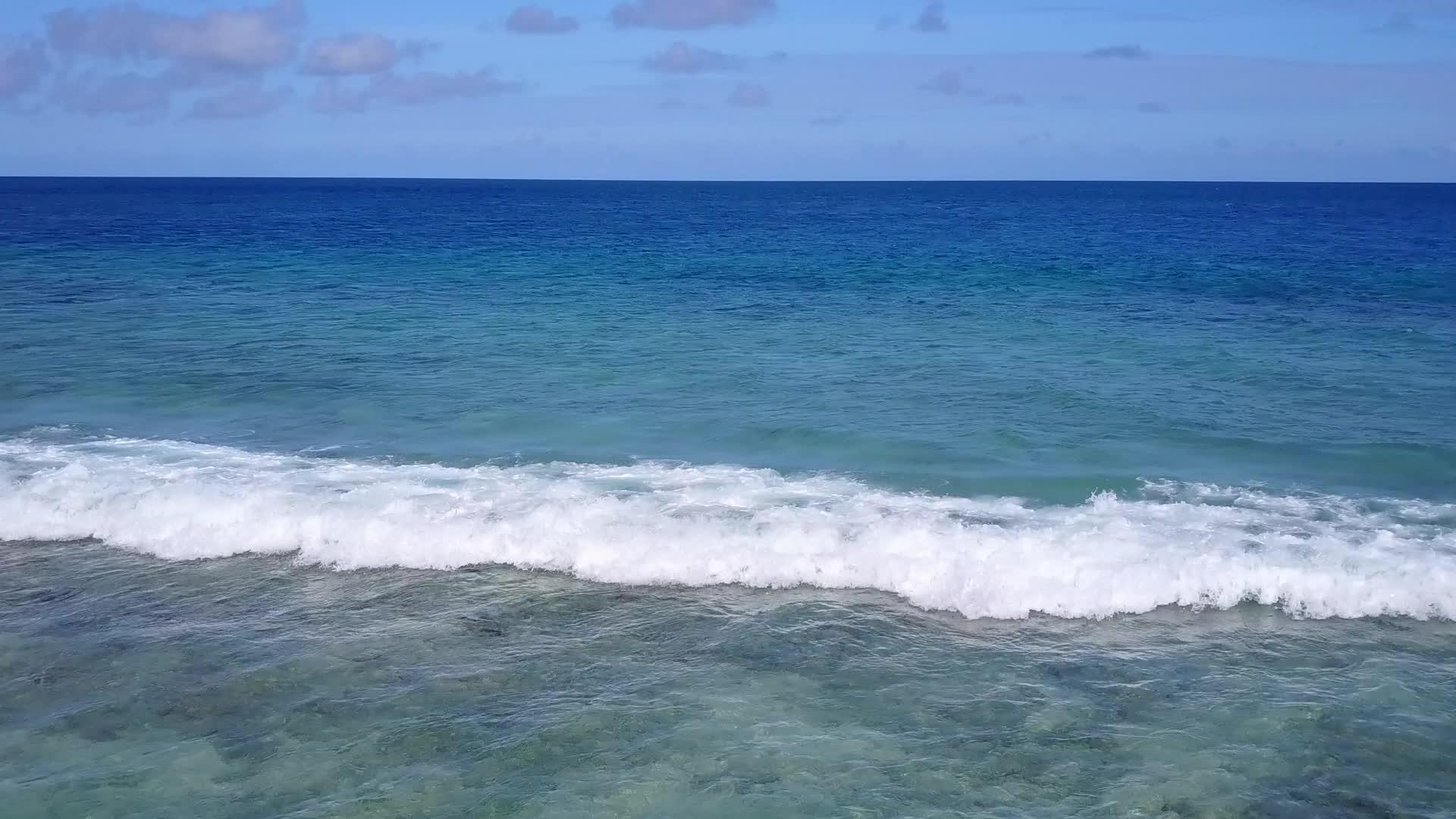 海洋环礁海滩时间按蓝环礁湖和白沙背景排列视频的预览图