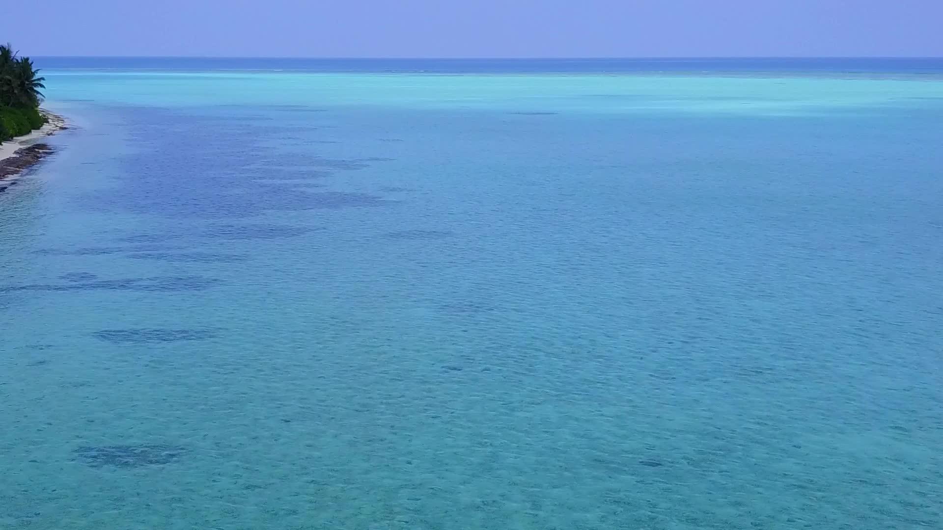 在一个干净的沙质背景的蓝色海洋中放松海岸海滩时间视频的预览图