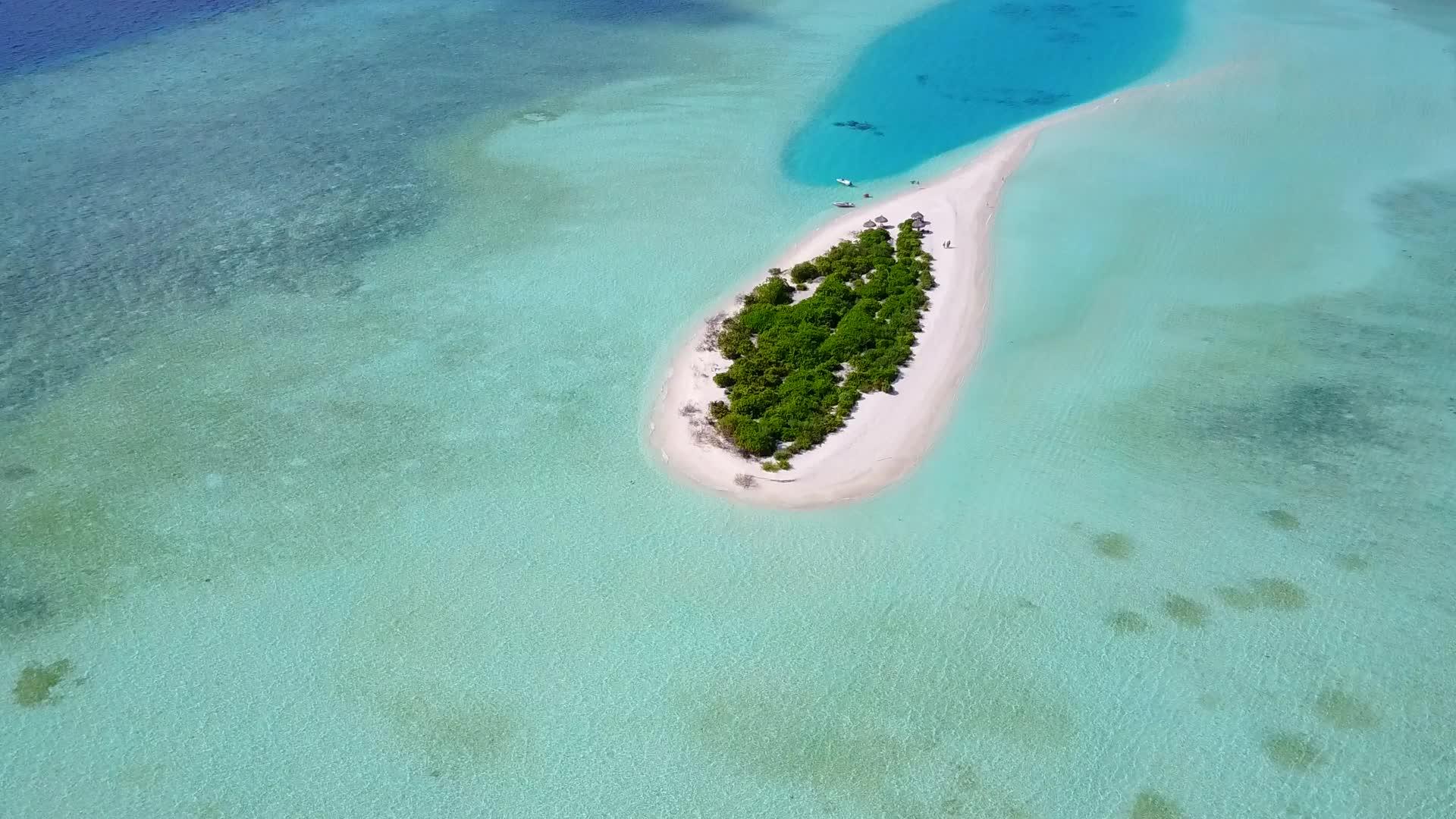 海洋度假胜地海滩旅游采用蓝绿海和白沙背景视频的预览图