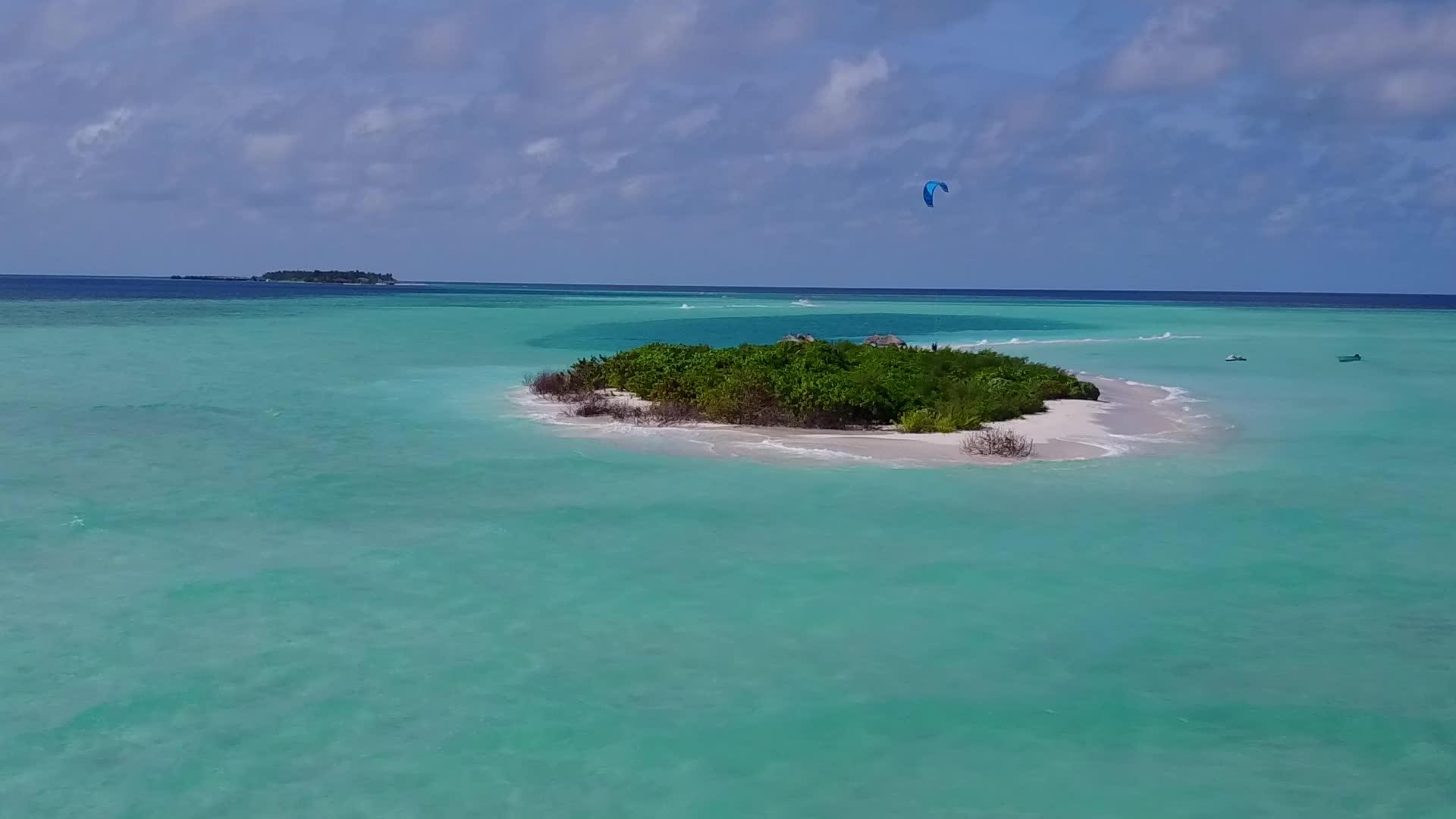 以白色海滩背景的蓝海为例观赏宁静的海滩度假之旅视频的预览图