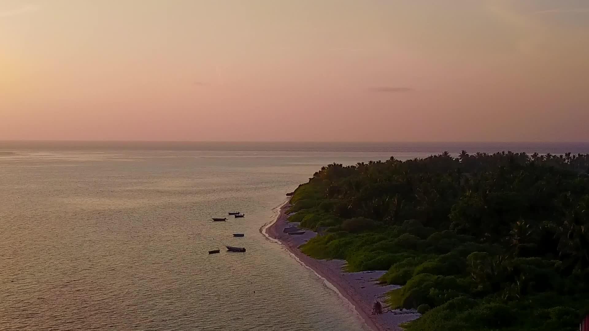长途旅行者以绿水和白色沙尘的背景打破旅游海滩视频的预览图