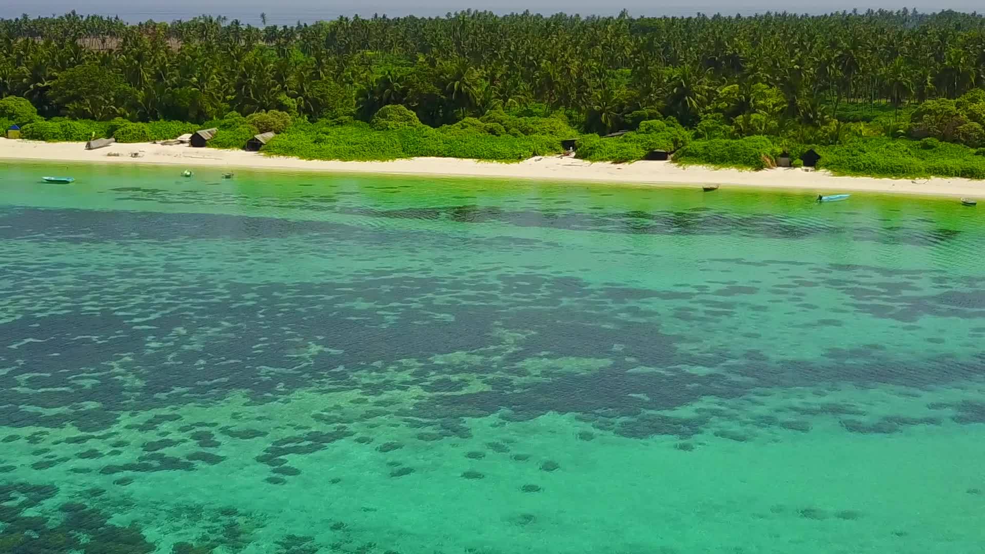 以白沙为背景的蓝海冲浪旅游视频的预览图