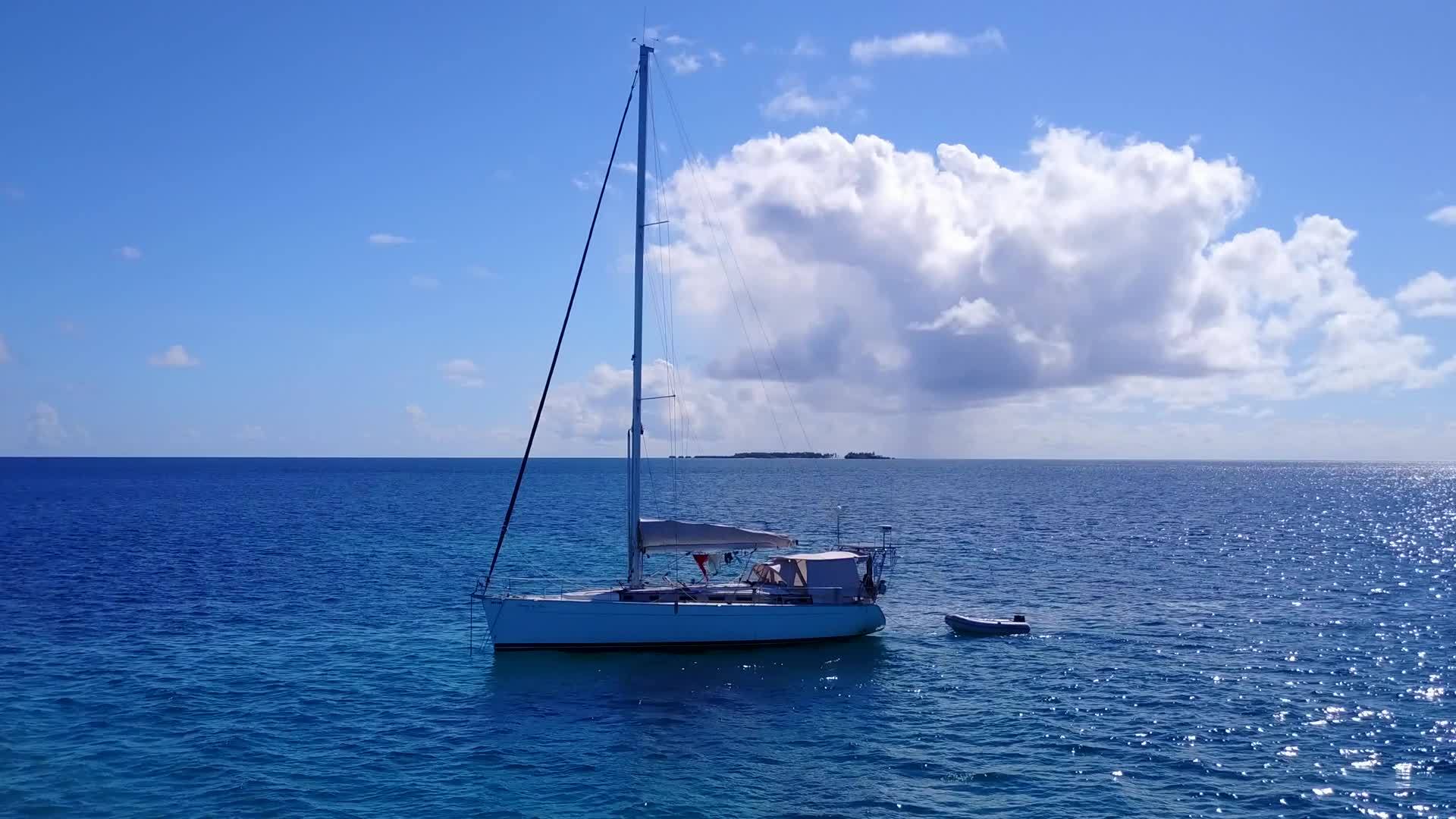 热带旅游海滩野生生物的蓝色环礁湖和白色沙尘背景视频的预览图