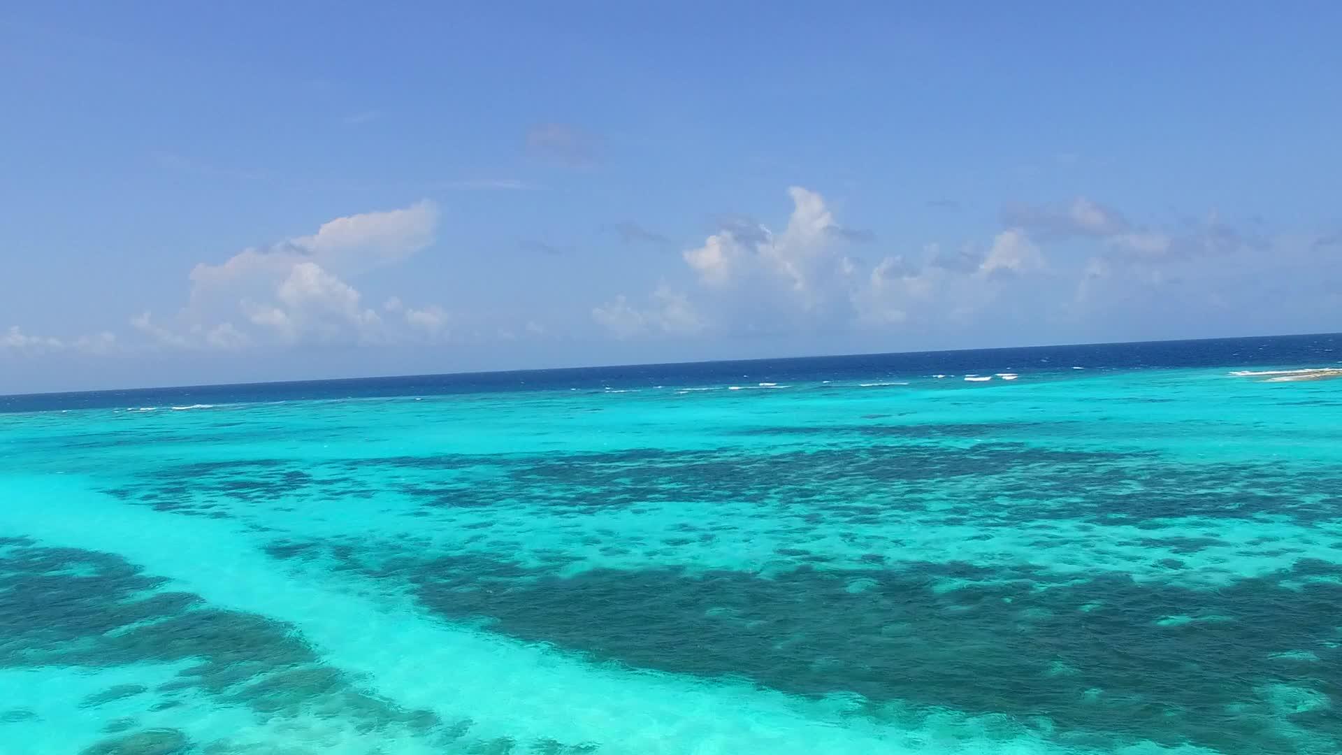 在蓝海和清沙的背景下热带海湾海滩度假的空中无人机景观视频的预览图