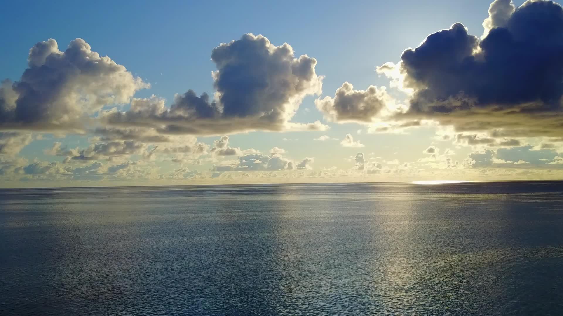 蓝色海洋和白色沙底蓝色海洋放松岛屿海滩野生气视频的预览图