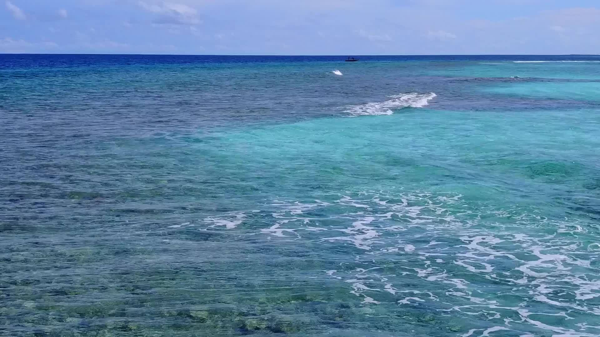 蓝环礁有一个干净的沙地背景蓝环礁采摘天堂泻湖海滩生活视频的预览图