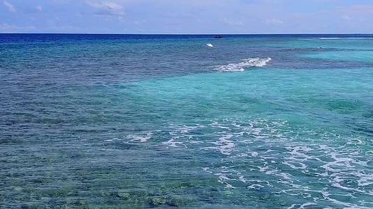 蓝环礁有一个干净的沙地背景蓝环礁采摘天堂泻湖海滩生活视频的预览图