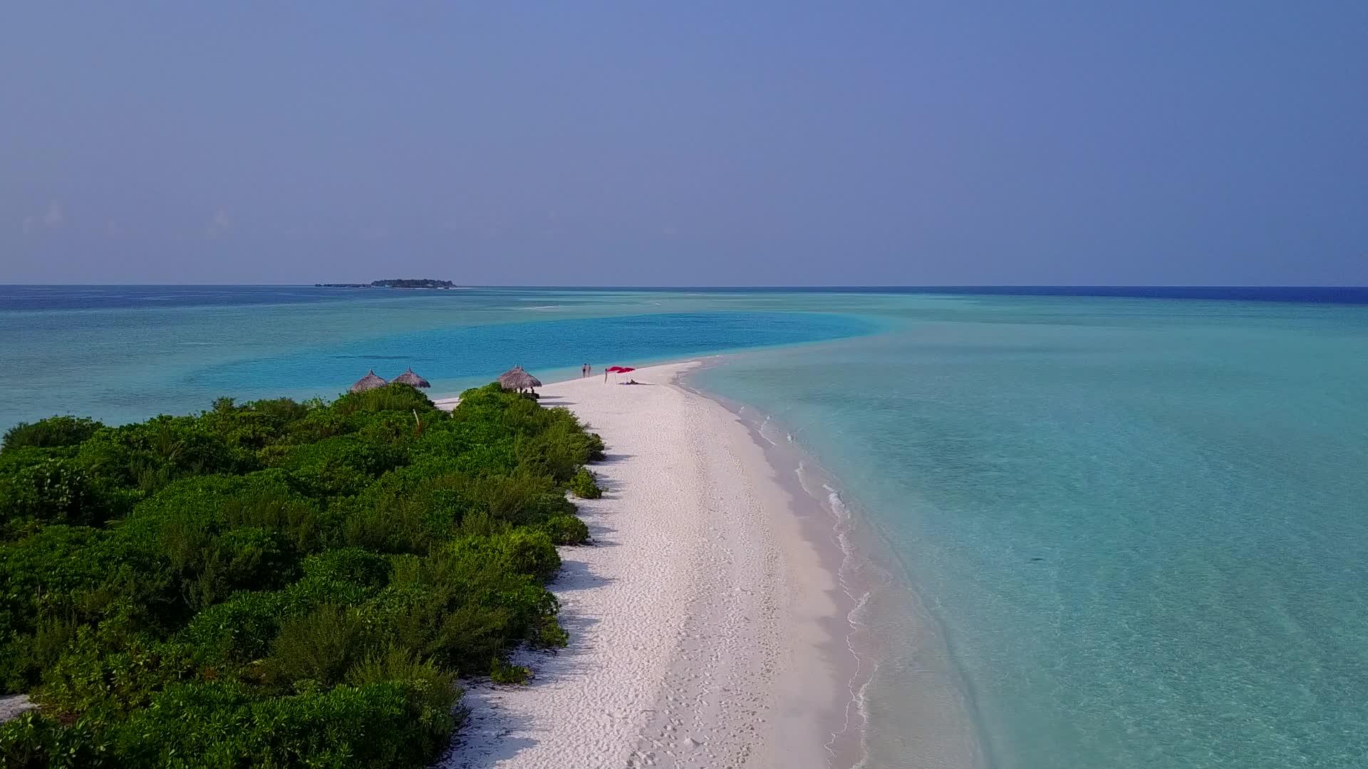 海洋海岸线海滩时间无人机旅行由水蓝色的白色沙色背景视频的预览图