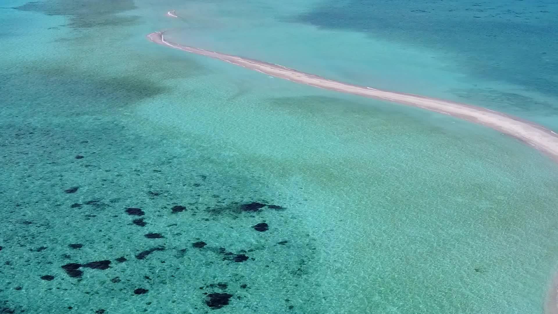 豪华海湾沿海飞行由白沙底和蓝水航行视频的预览图
