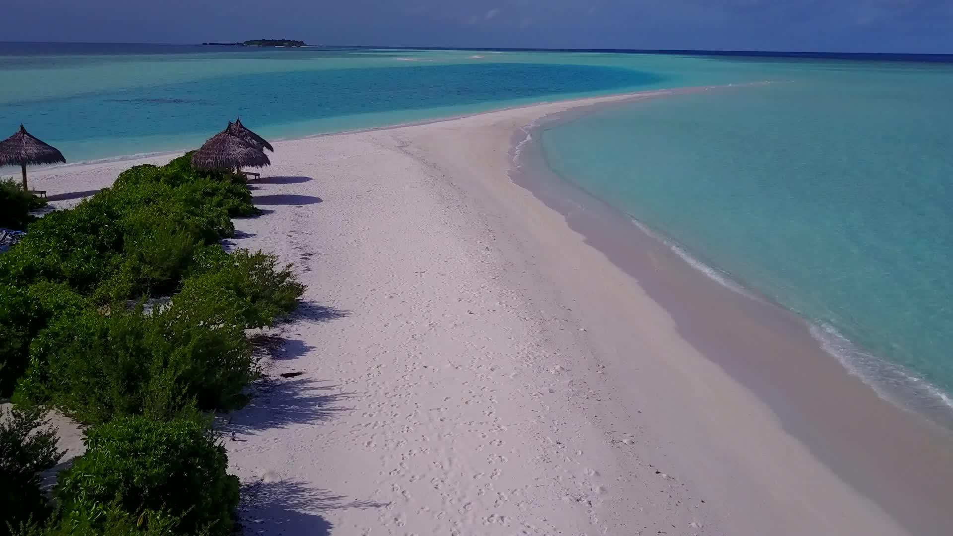 环礁湖海滩的完美航行通过清海的白沙背景视频的预览图