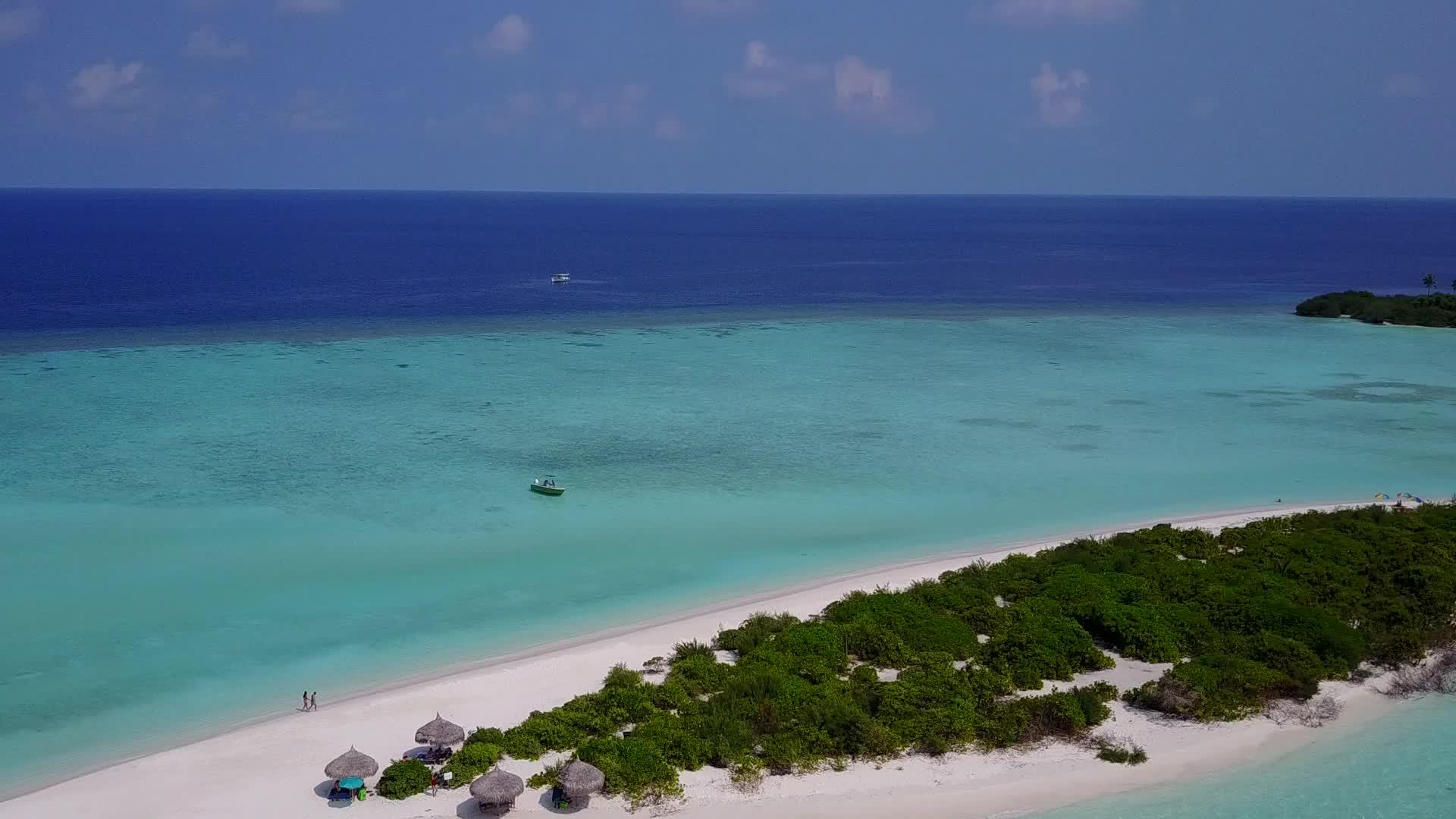 白沙背景蓝海热带海滩度假的无人机空中性质视频的预览图