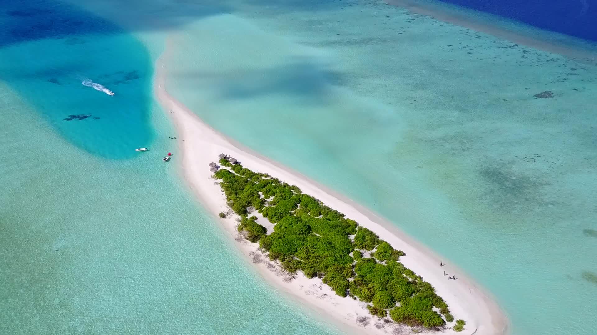 以白色海滩背景的蓝绿色海洋为例观看热带旅游海滩的生活方式视频的预览图