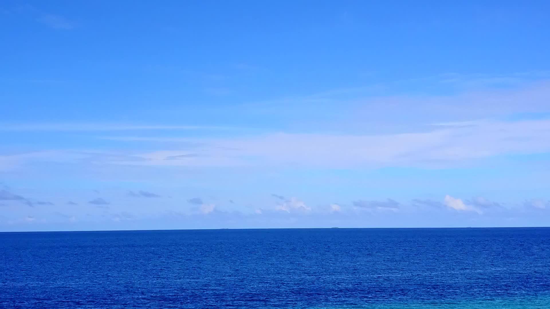 基于清澈的环礁湖和白色海滩背景有色旅游海滩时间视频的预览图