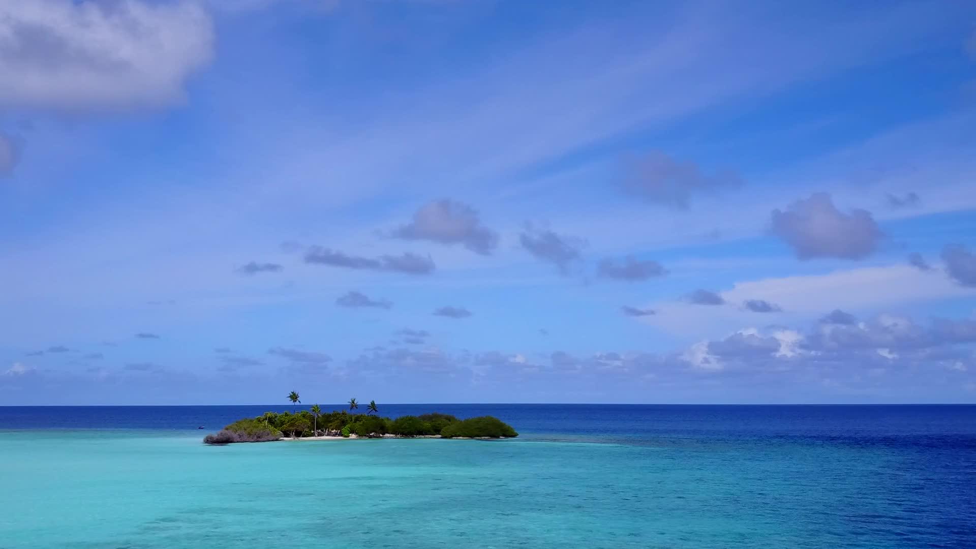 通过清理环礁湖和白色沙土背景放松度假胜地海滩野生海滩视频的预览图