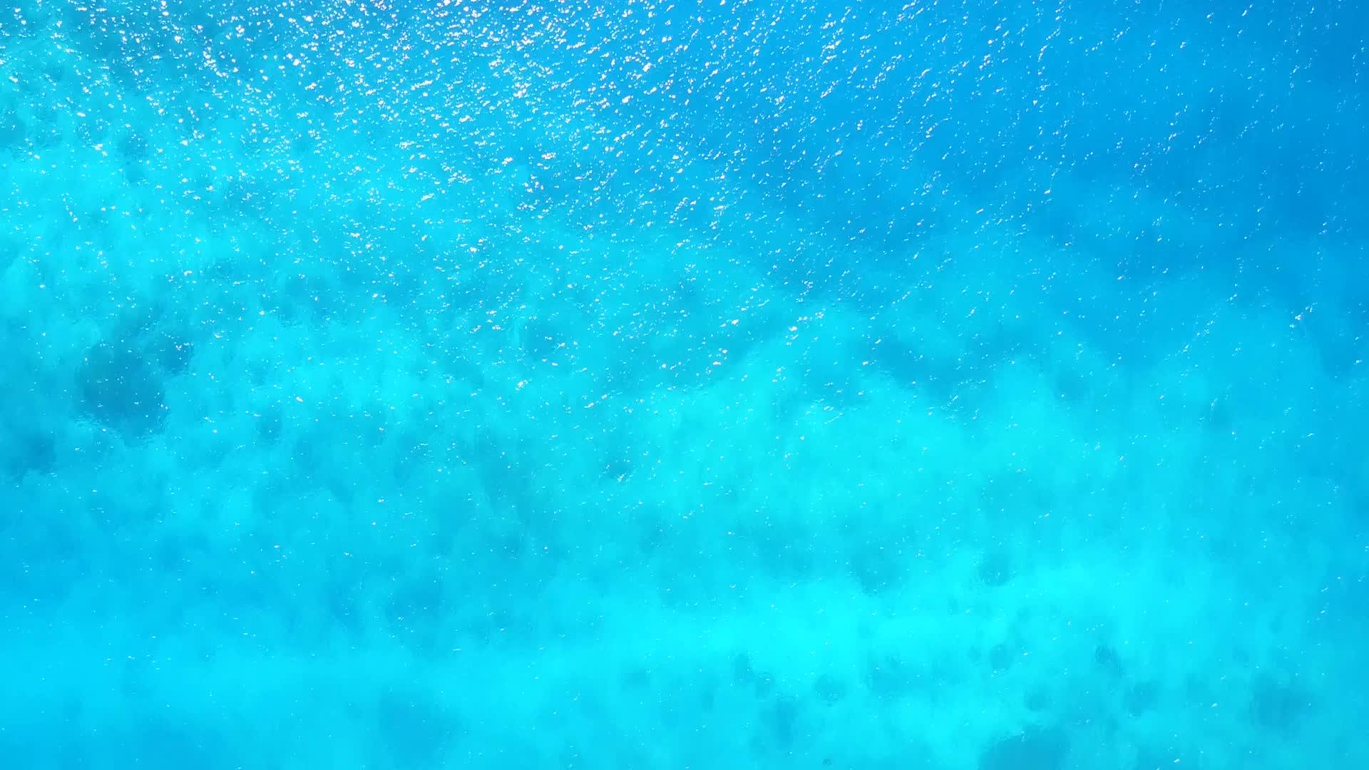 以白沙为背景的蓝色海平面度过蜜海平静海滩度假的空气视频的预览图