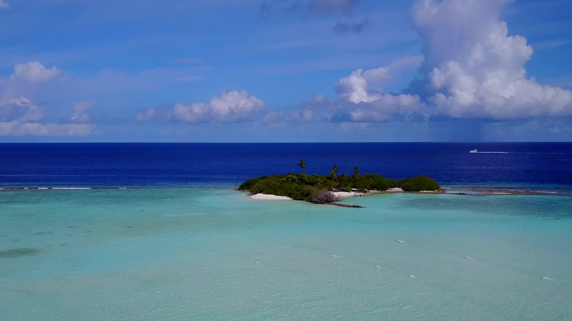 在绿松石海和白色海滩的背景下安静的旅游海滩度假无人机视频的预览图