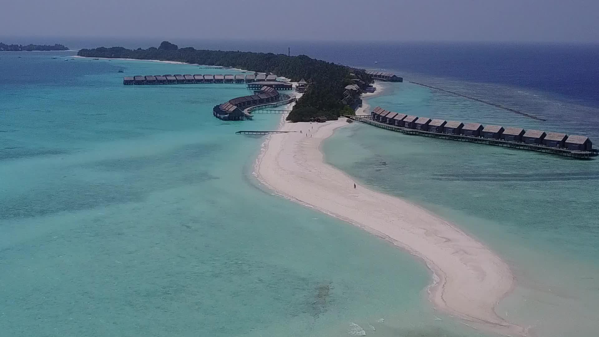 美丽的海景海滩生活方式的空中无人机海景视频的预览图