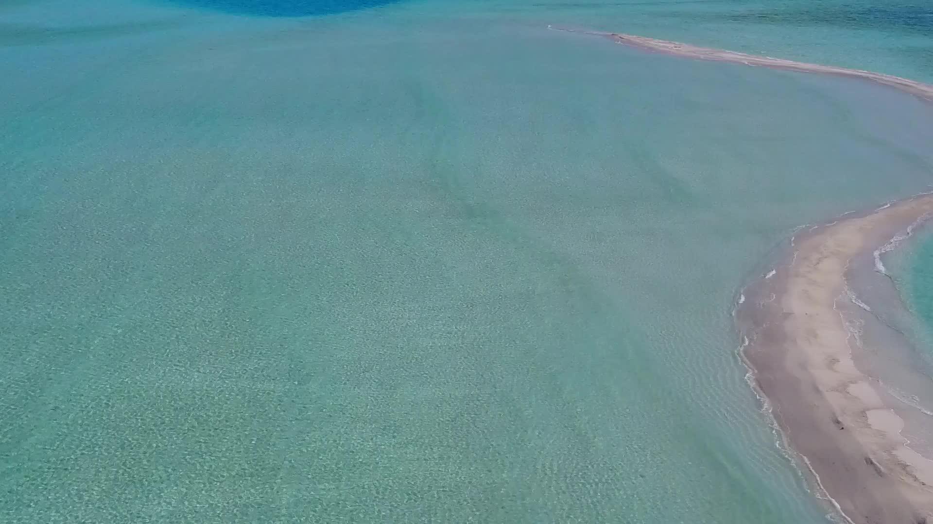 白沙背景透明泻湖海岸线海滩航行无人机全景视频的预览图