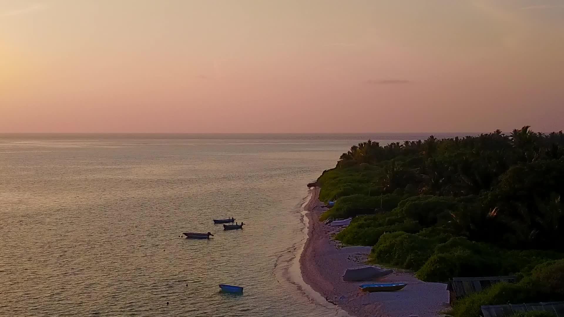 白沙是无人机空中旅游的背景蓝水海岸海滩生活方式视频的预览图