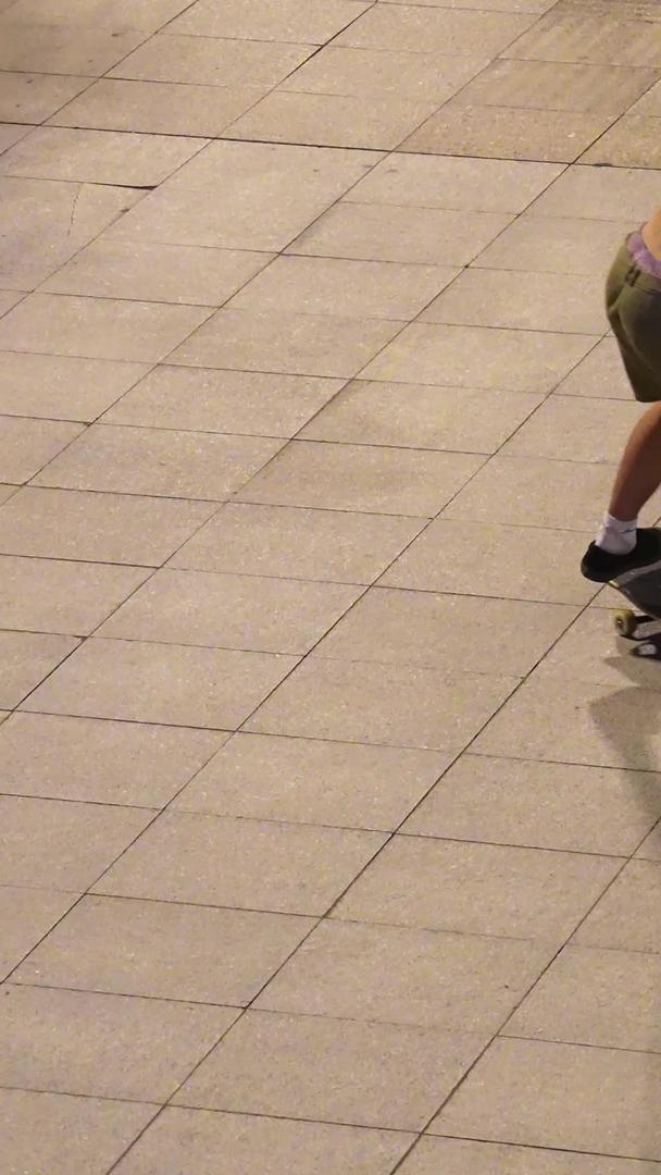 慢镜头升级拍摄材料城市夏季玩滑板少年视频的预览图
