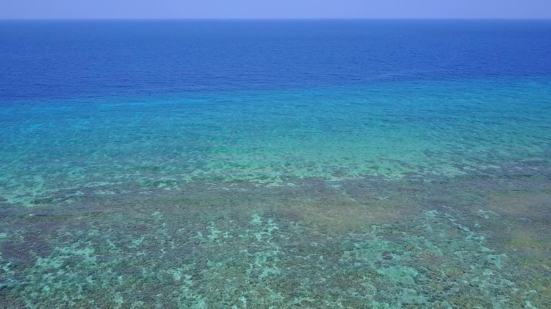 白沙背景蓝绿色海洋宁静海岸线海滩生活方式空中无人机无人机视频的预览图