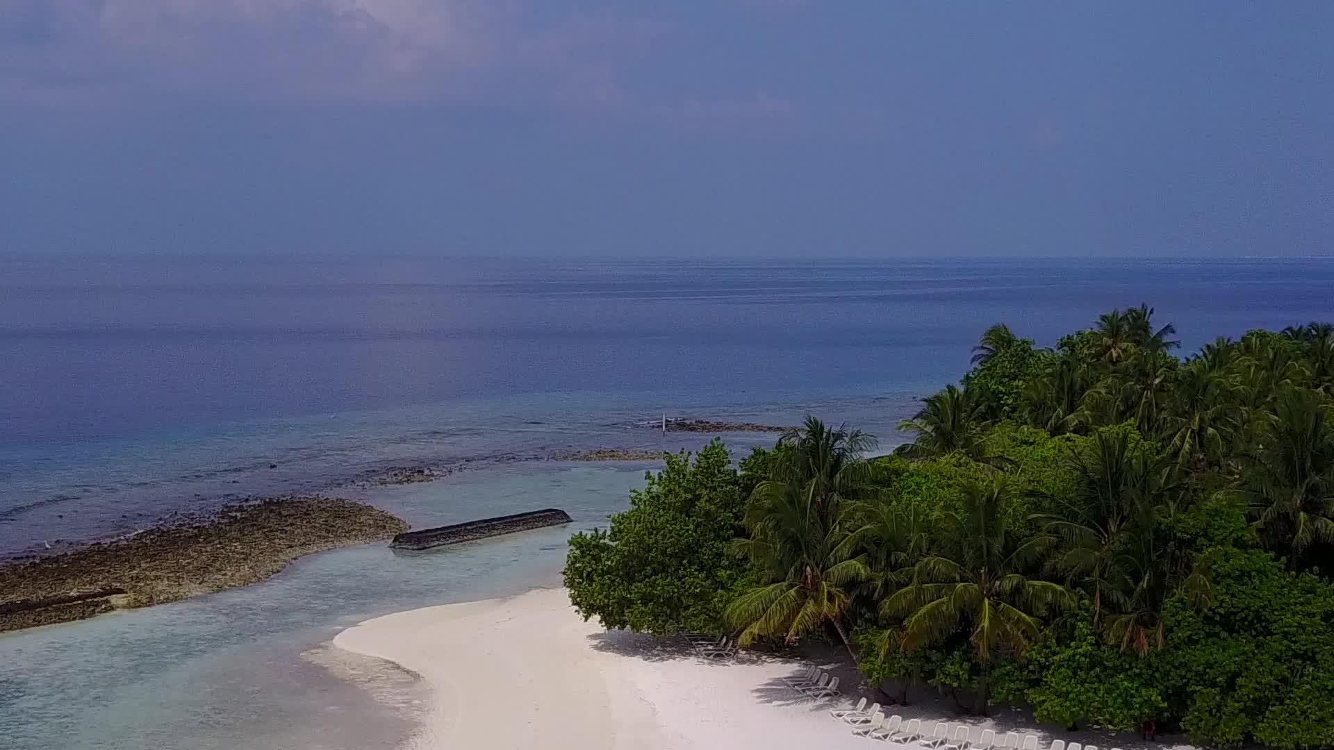 白沙底浅礁湖奇异度假胜地海滩时间无人驾驶飞机视频的预览图