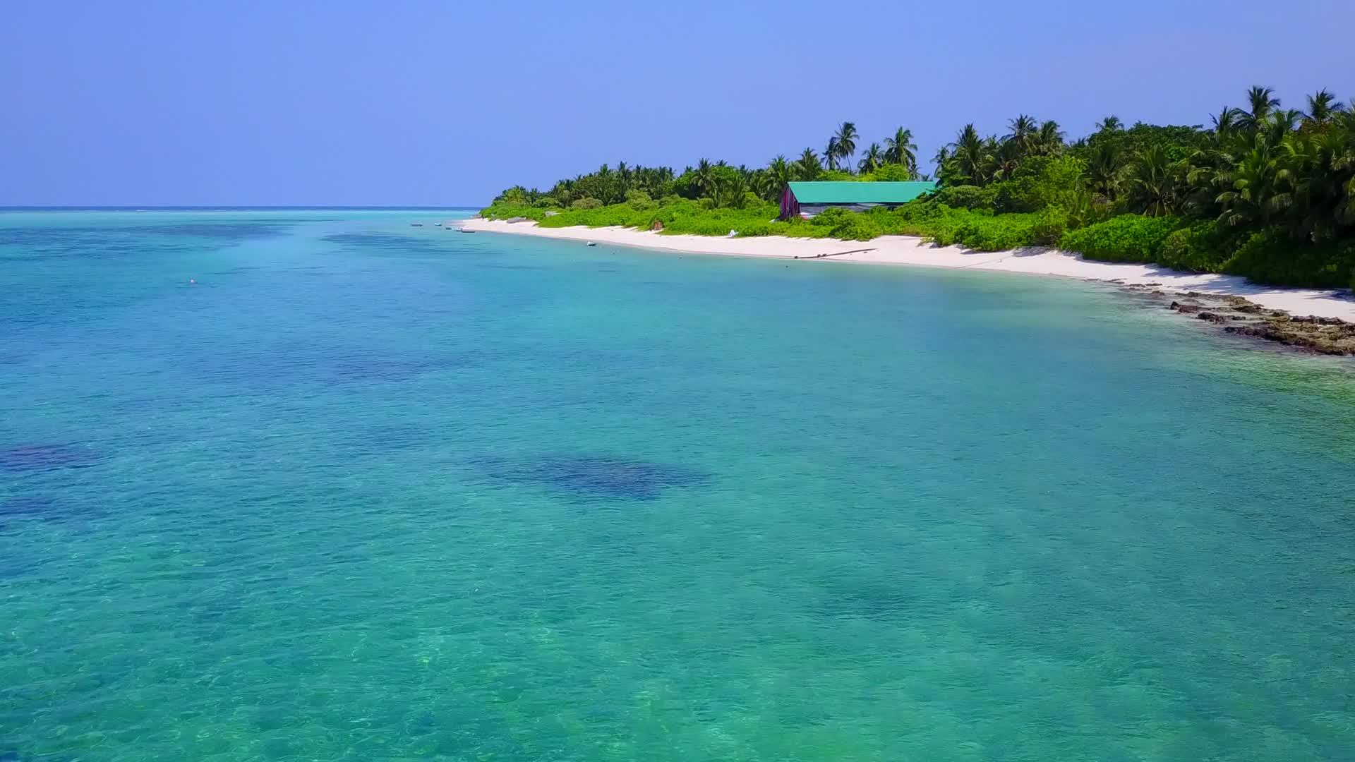 白沙底浅环礁湖的海平面视频的预览图