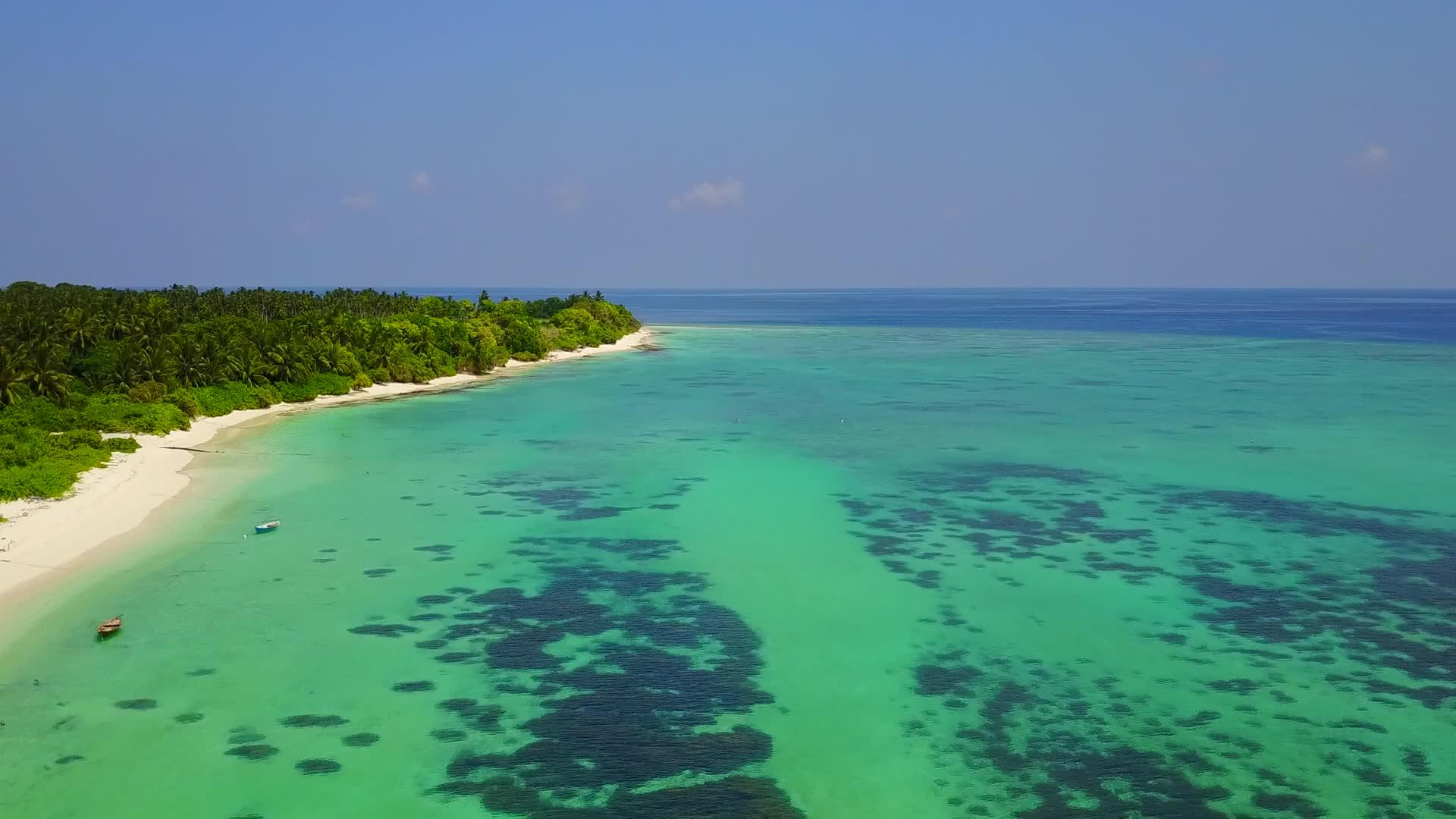 清沙背景蓝海天堂度假村海滩之旅无人机景观纹理视频的预览图